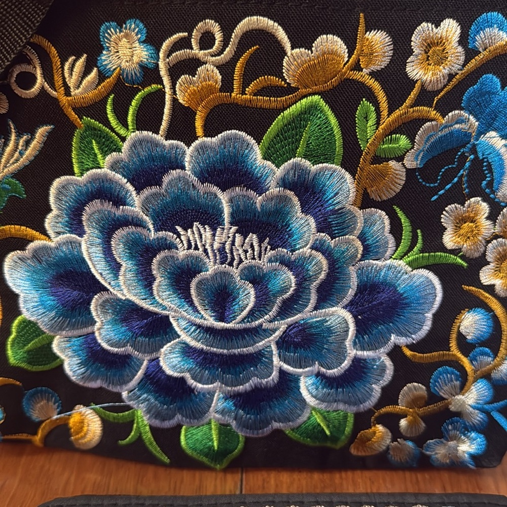 Women’s Double sided Embroidered Floral Crossbody Bag purse and Wallet Set NWOT - Picture 2 of 12
